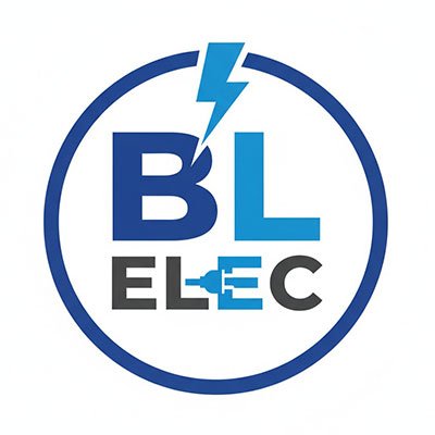Électricien BL Elec effectuant une installation ou réparation électrique professionnelle à Frontignan, Hérault, avec équipements modernes et respect des normes de sécurité.