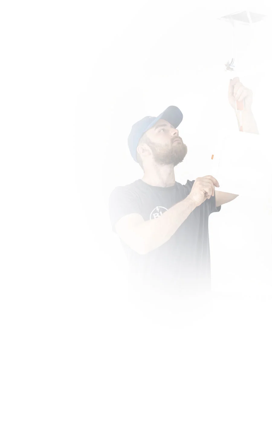 Électricien professionnel BL Elec effectuant une intervention électrique à Frontignan, Hérault, avec équipement complet et respect des normes de sécurité.